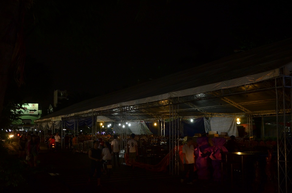 Khu vực trưng bày ở công viên Lê Thị Riêng tối om