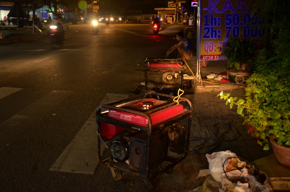 Một khách sạn phải chạy máy phát điện để hoạt động