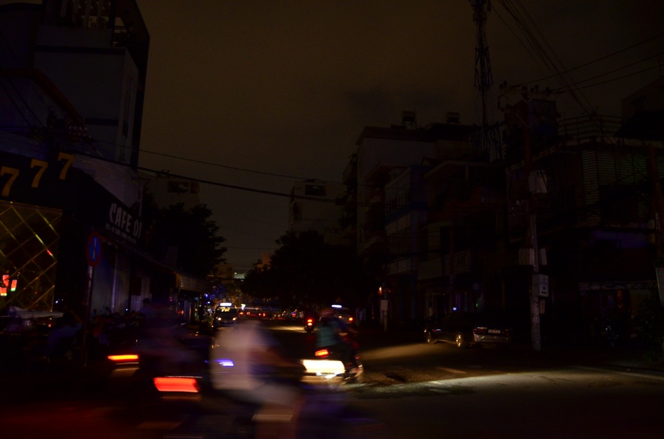 Nhiều tuyến đường ở khu vực quận 10 vẫn đang bị cắt điện