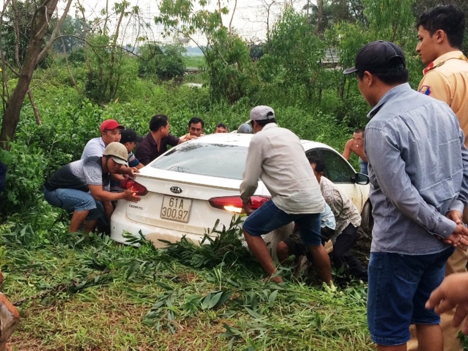 Ô tô do Danh điều khiển lao xuống kênh An Hạ trên đường bỏ chạy