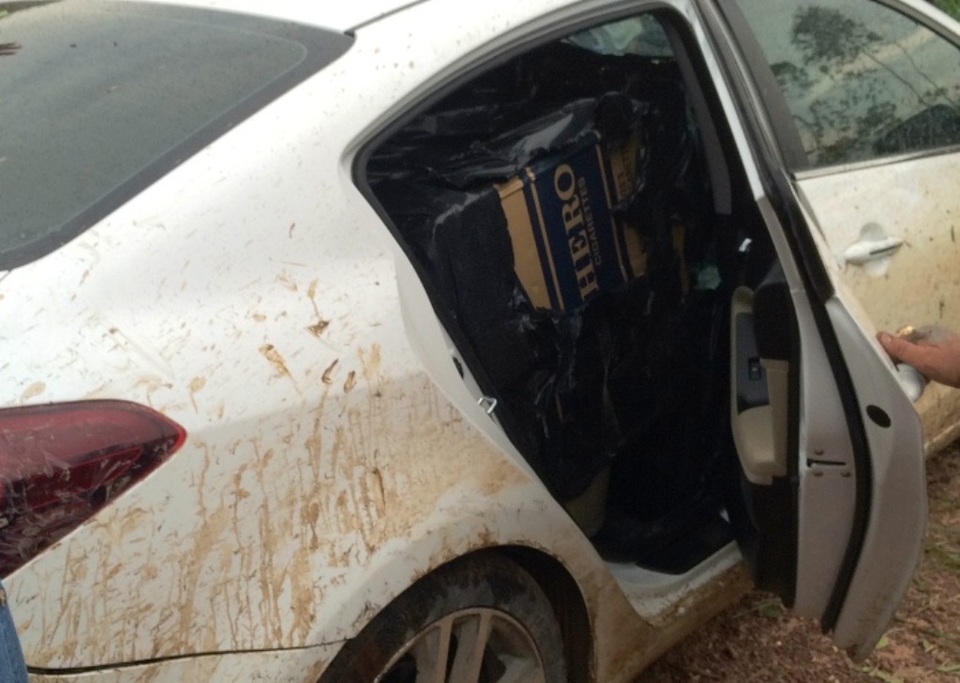 Bên trong xe nhét đầy thuốc lá lậu