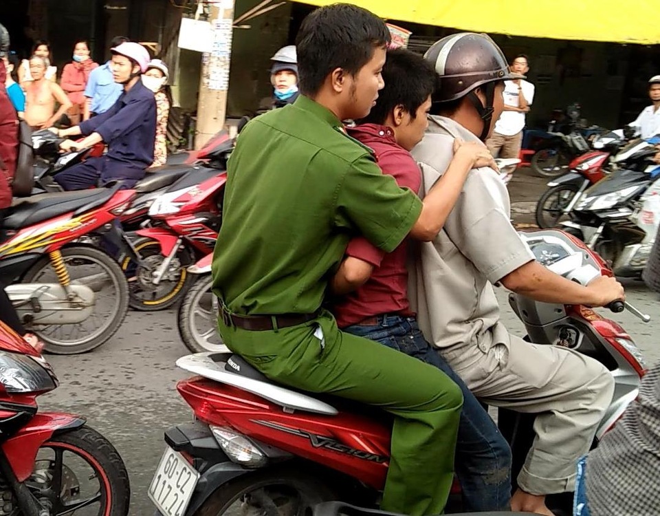 Nữ công nhân quật ngã tên cướp giữa đường - 4 Công an có mặt đưa nghi can về trụ sở để lấy lời khai