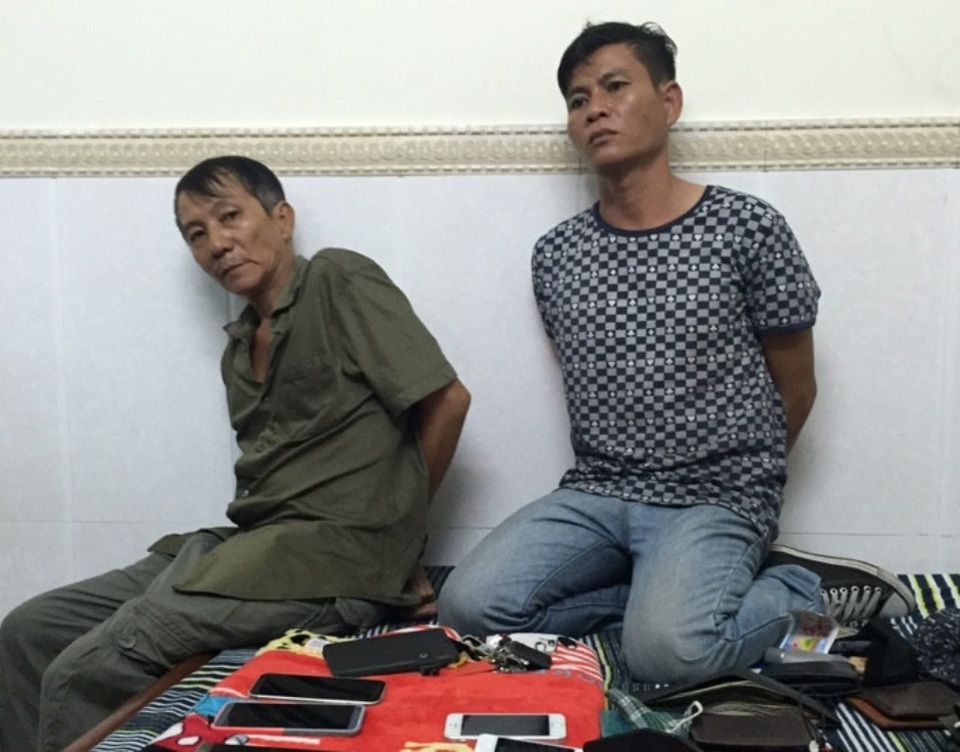 Tóm gọn băng trộm hàng chục điện thoại nhờ thiết bị định vị - 1 2 đối tượng Hoàng Quốc Dũng và Chu Chí Cường lúc bị bắt