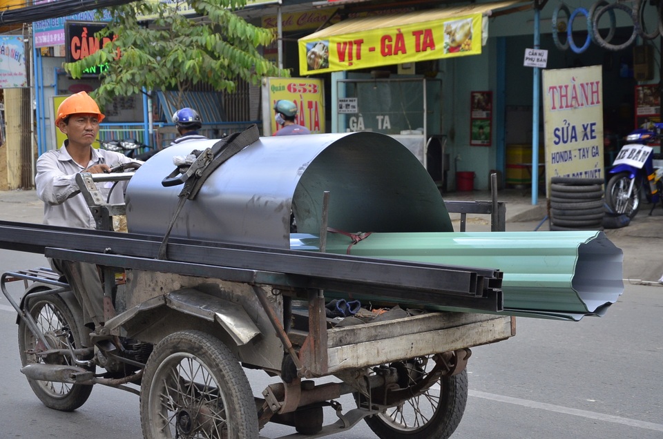 Những chiếc xe ba gác, xích lô chở sắt thép, tôn cồng kềnh lưu thông trên các tuyến đường mà không hề bị CSGT kiểm tra, xử lý