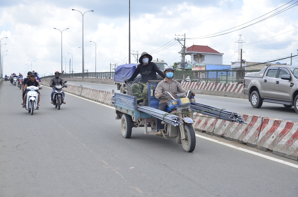 Một chiếc xe ba gác chở thép dài ra phía trước rất nguy hiểm