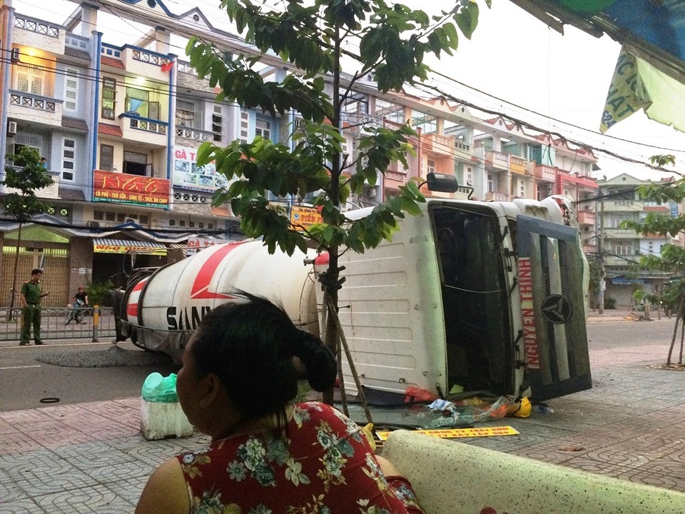 Hiện trường xe bồn chở bê tông lật chắn ngang đường Tạ Quang Bửu vào sáng 26/9