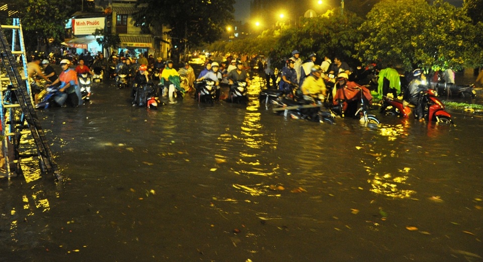 Nhiều tuyến đường bị ngập sâu sau mưa lớn chiều 26/9