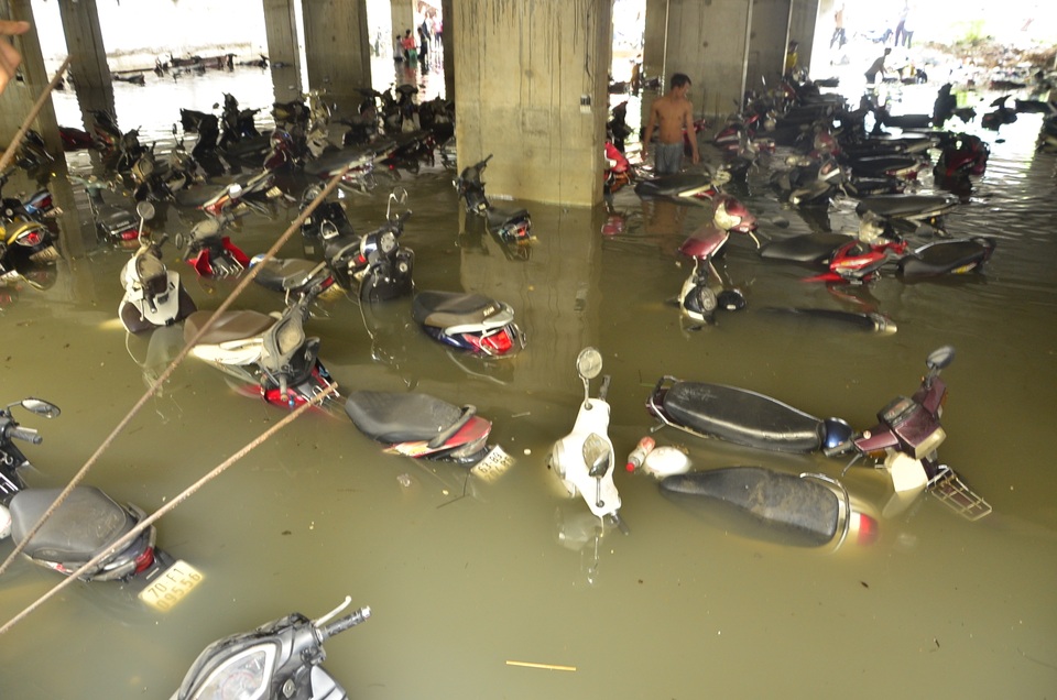 Hơn 1.200 xe máy bị nhấn chìm trong trận mưa ngập lịch sử