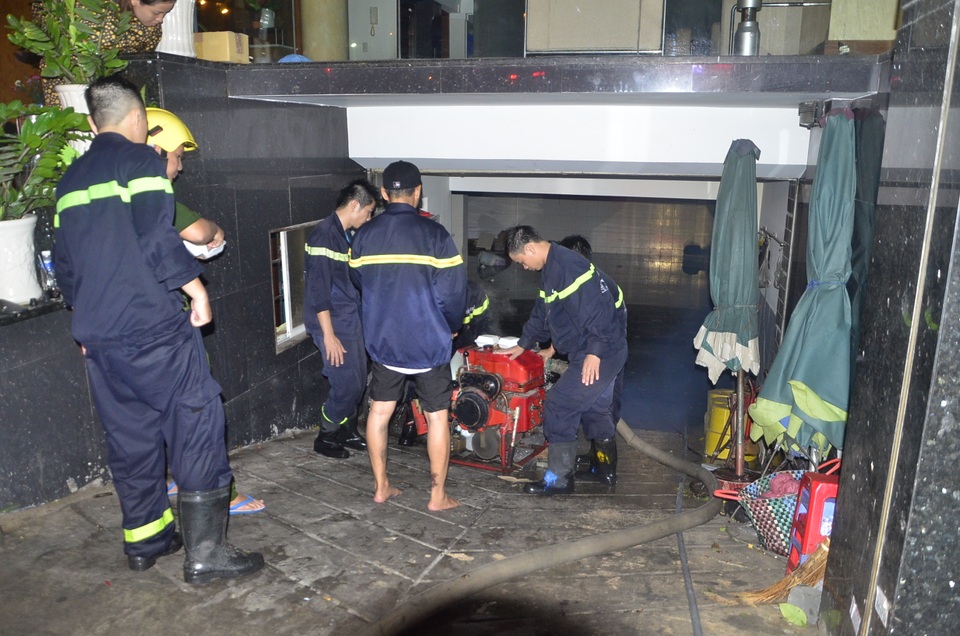 Lực lượng chữa cháy TPHCM có mặt bơm hút nước tại các điểm ngập