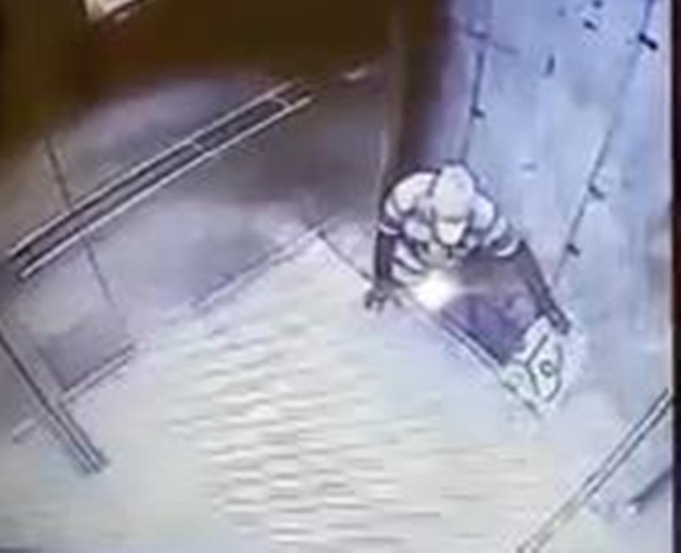 Camera ghi cảnh người đàn ông rơi khỏi thang máy tòa nhà Kumho - 1 Ông Trí đang cố chui ra khỏi thang máy dẫn đến tai nạn