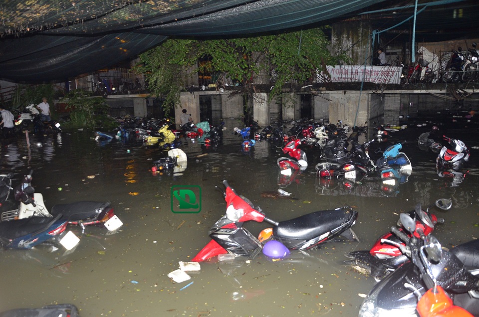 Hơn 1.000 xe máy bị nhấn chìm tại bãi xe