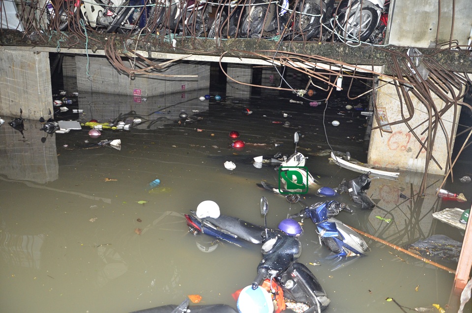 Còn rất nhiều xe bị chìm sâu bên trong hầm