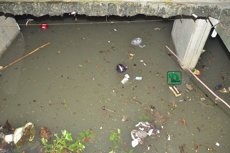 Những chiếc mũ bảo hiểm của khách nổi lênh bềnh trong nước