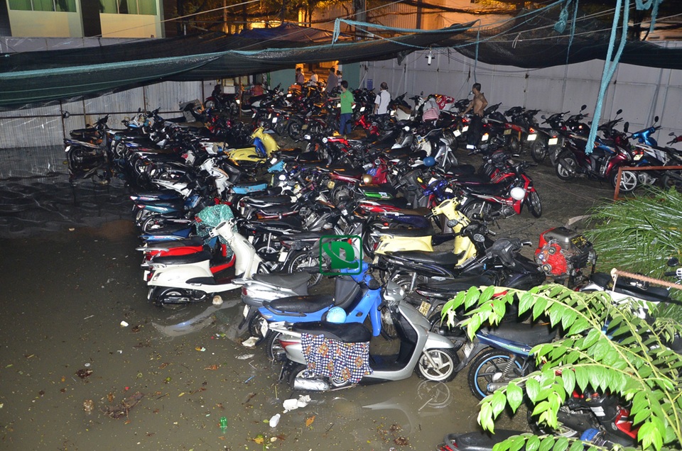 Khoảng 300 chiếc xe của khách để phía ngoài bị ngập ít đã được đẩy lên khô ráo để chờ khách đến nhận