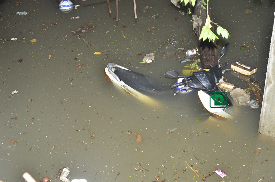 Một chiếc xe của khách chỉ còn nổi phần đầu