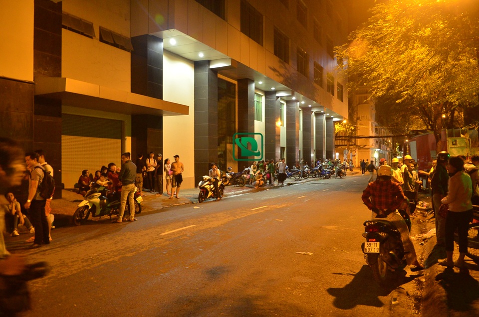 Khá đông người dân tập trung bên ngoài để chờ lấy xe