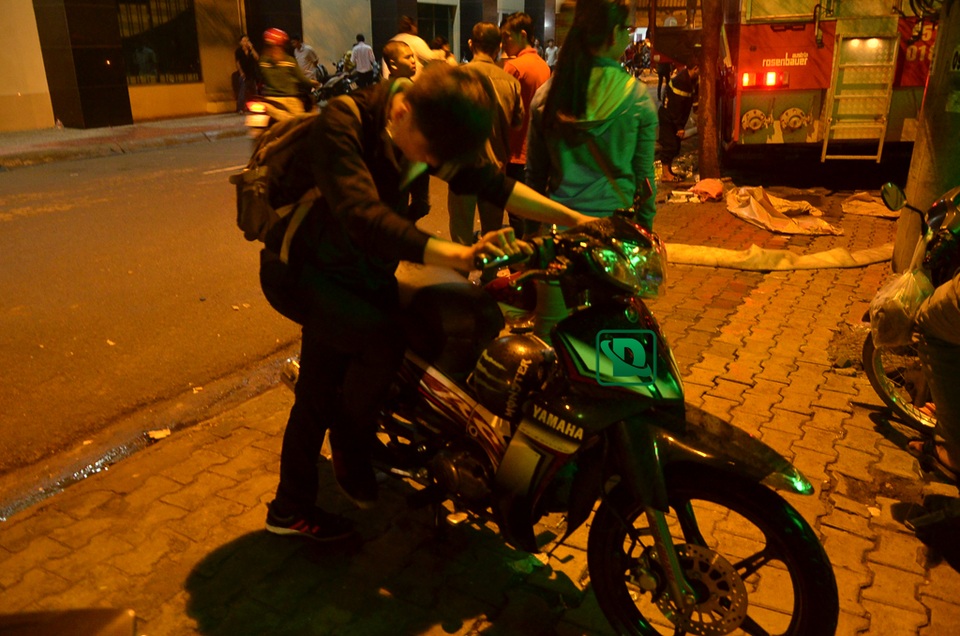 Một thanh niên cố khởi động máy sau khi xe bị nước nhấn chìm trong hầm