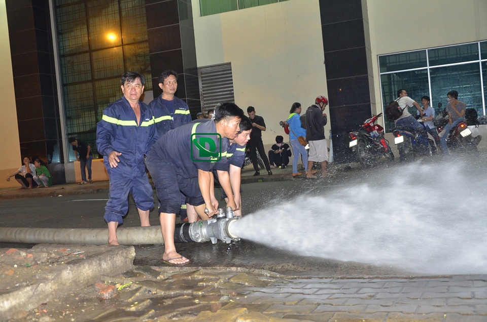 
Lực lượng chữa cháy quận 1 tiến hành bơm hút nước ra ngoài.

