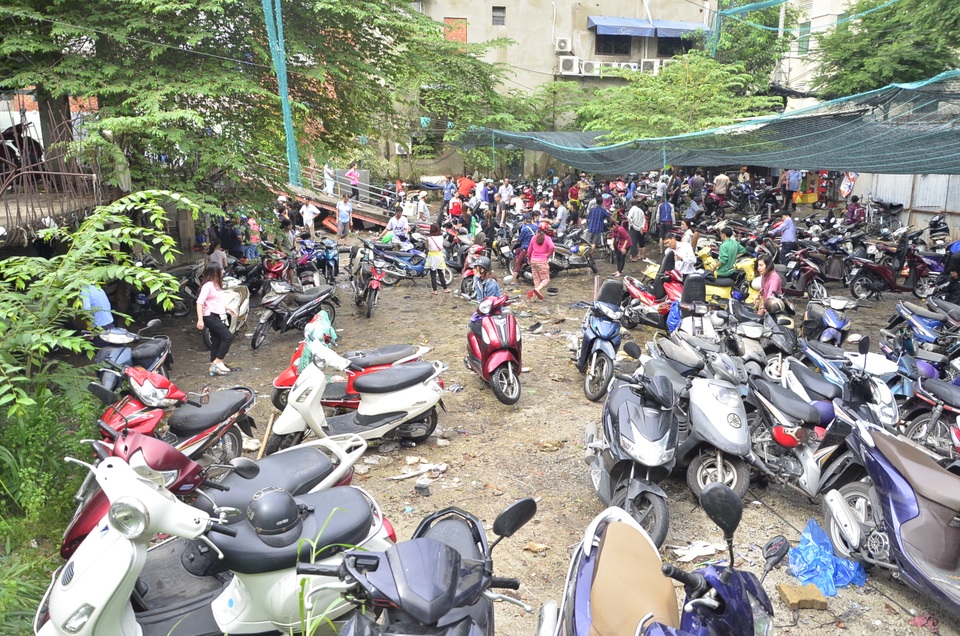 Hàng trăm xe vẫn chưa có người đến nhận được tấp kết qua một bên