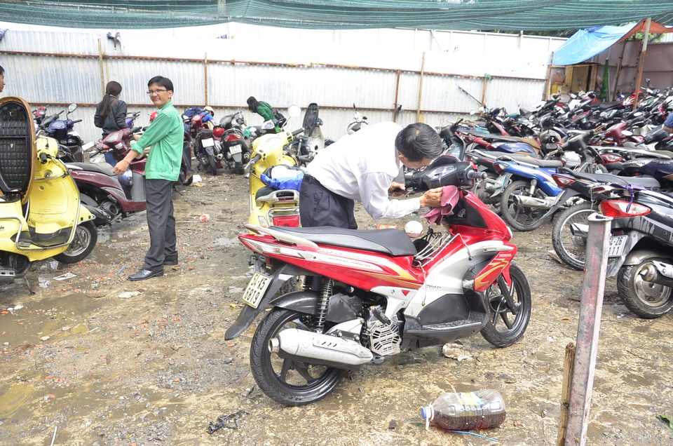 
Nhiều người xót xe khi chiếc xe mấy chục triệu ngâm nước cả đêm.
