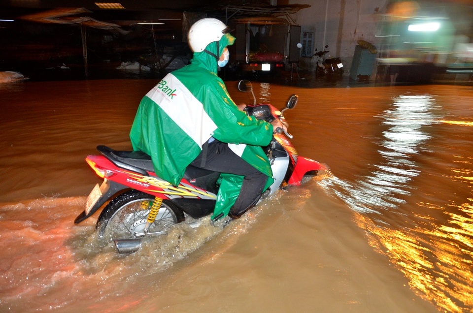 Một trường hợp điều khiển xe vượt qua điểm ngập trên đường Lương Định Của quận 2