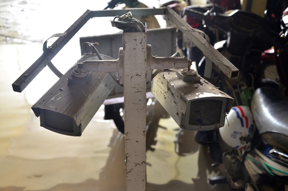 Camera của hầm giữ xe bị ngấm nước, bám bẩn