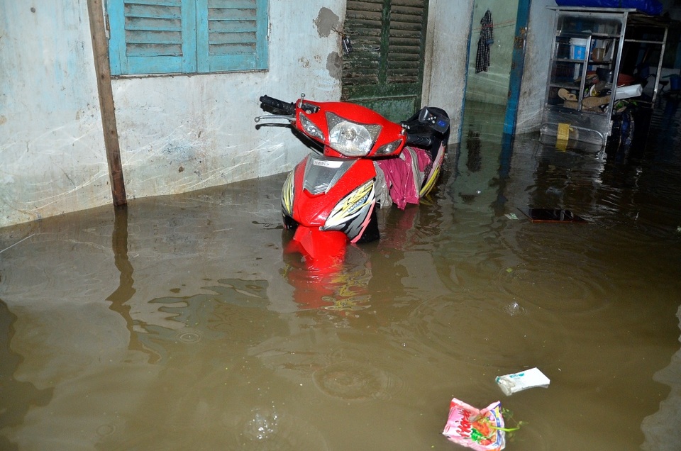 Một chiếc xe máy bị ngập sâu trong nước