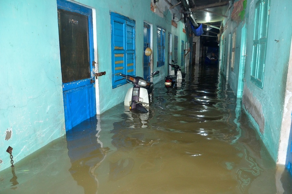 Nước tấn công gây ngập sâu dãy nhà trọ trên đường Lương Định Của