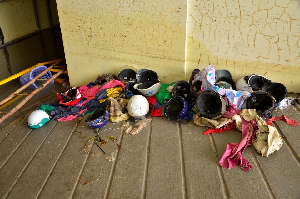 Hàng loạt mũ bảo hiểm của sinh viên bị ngấm nước được vứt bỏ