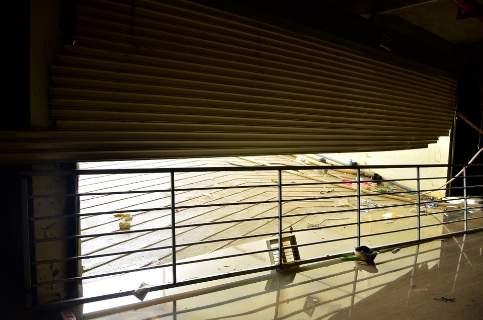 Cánh cửa cuốn hầm giữ xe bị nước đánh hư hỏng