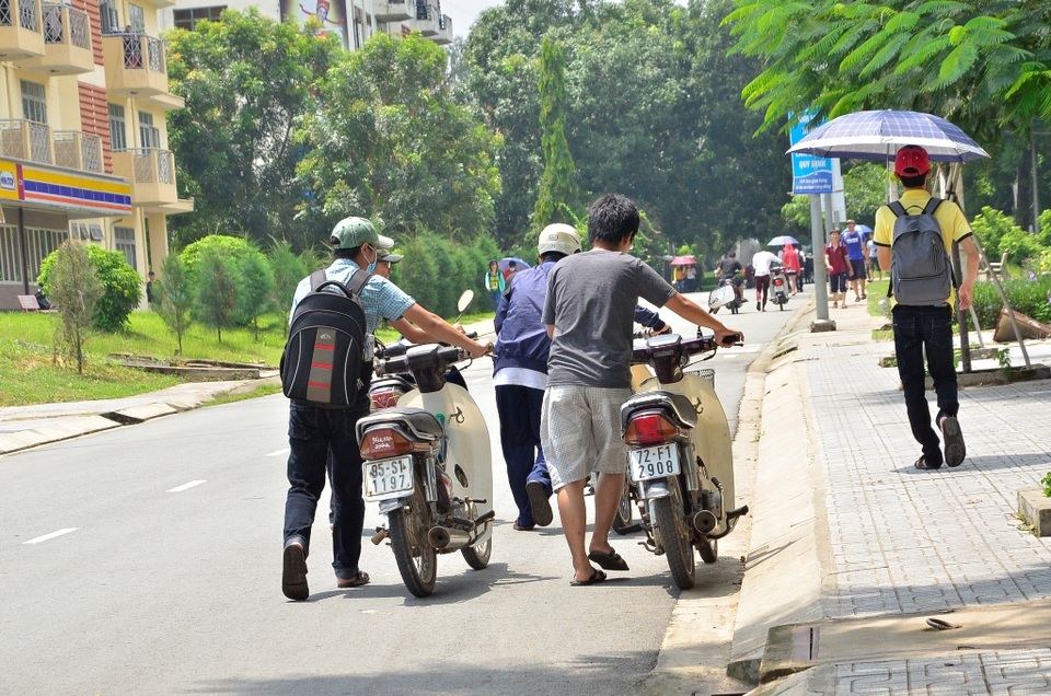 Nhiều sinh viên dẫn xe ra bên ngoài sửa