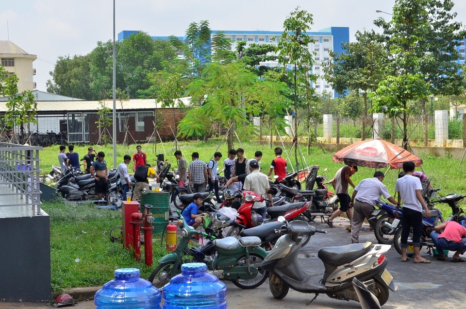 Những xe được đưa ra khỏi hầm, tập kết bên ngoài