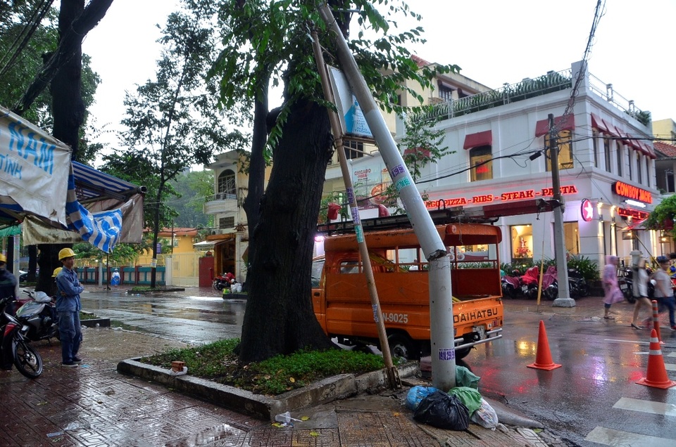 Một trụ đèn chiếu sáng bị gãy trong cơn mưa