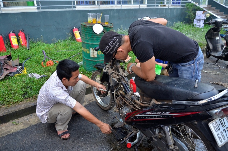 Những thợ sửa xe bên ngoài được ký túc xá thuê vào sửa xe cho sinh viên