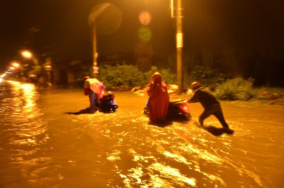 Xe chết máy phải dẫn bộ trên đường Lương Định Của
