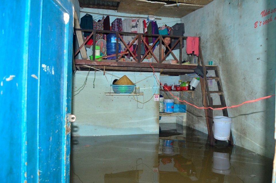 Nhiều người trụ lại phòng và sinh hoạt trên gác, dưới đã bị ngập nước nên không thể tắm giặt, đi vệ sinh