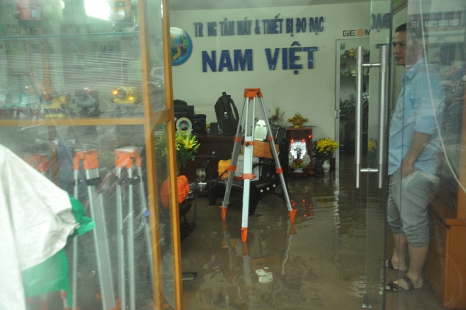 Nước tràn vào nhà dân, công ty trước sân bay