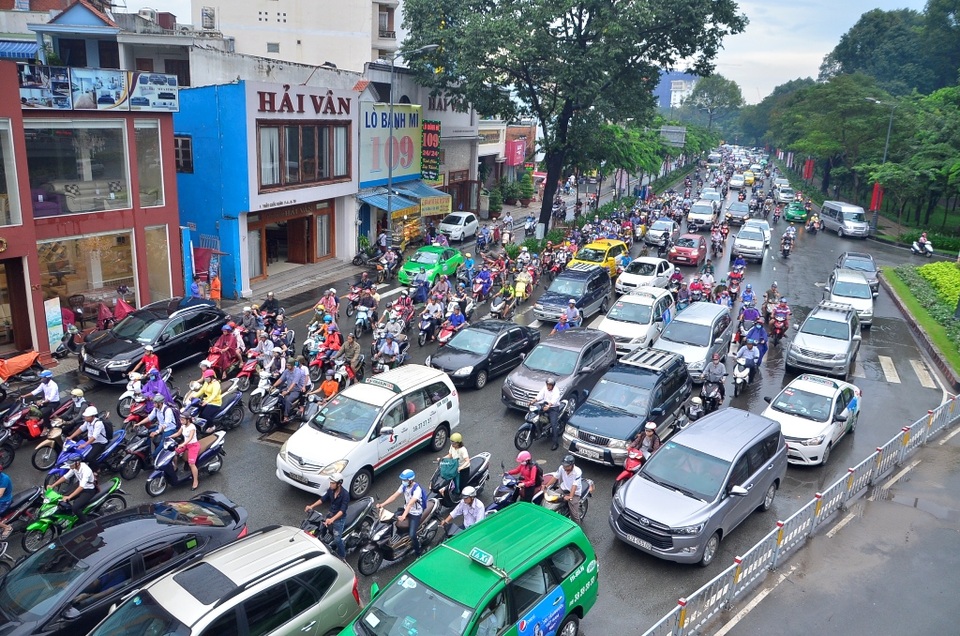 Giao thông ra vào sân bay bắt đầu xảy ra ùn ứ