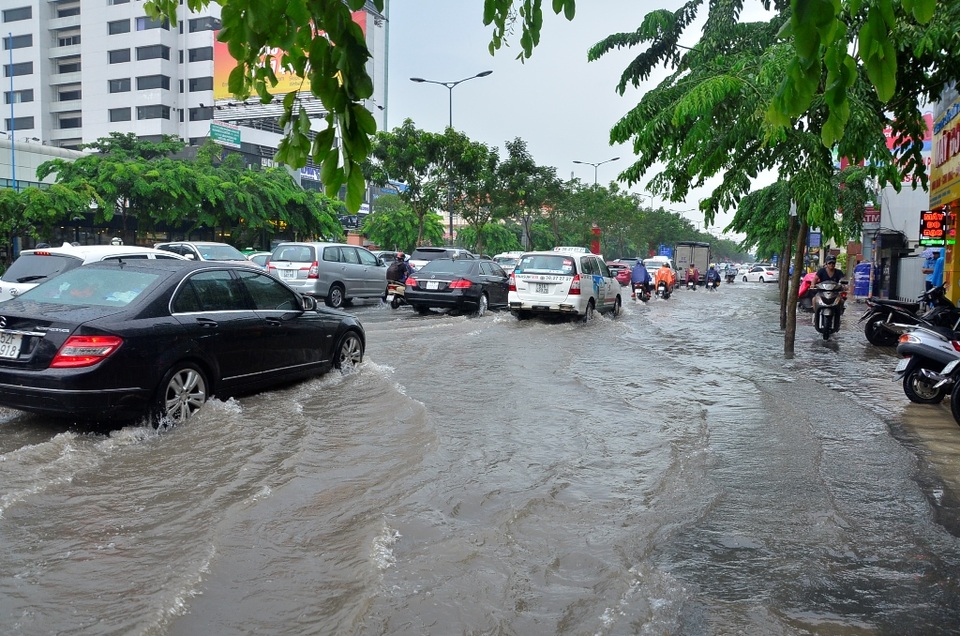 Đường vào sân bay bị ngập lênh láng sau cơn mưa lớn chiều 3/10