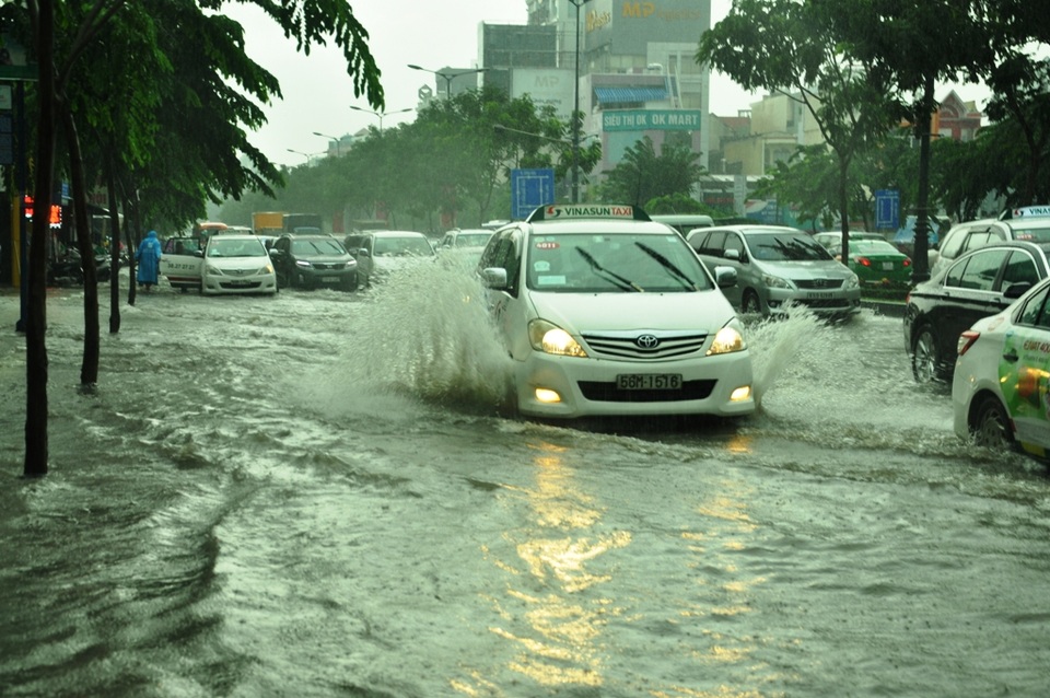 Nước tràn lên vỉa hè đường Trường Sơn trước sân bay Tân Sơn Nhất