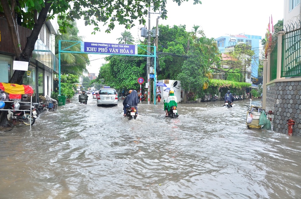 Các tuyến đường xung quanh sân bay ngập đến nửa xe máy