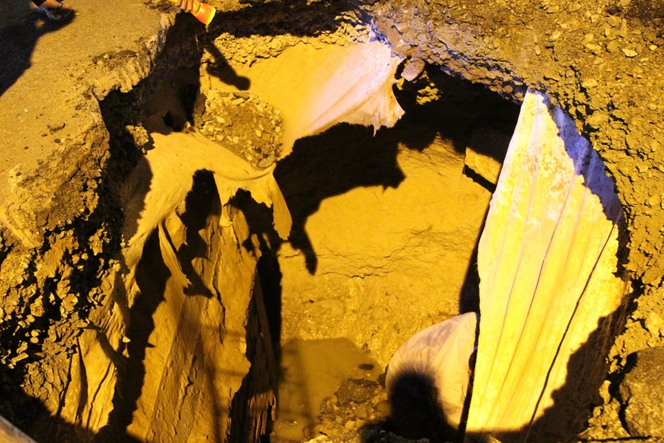 Hố sâu xuất hiện giữa giao lộ