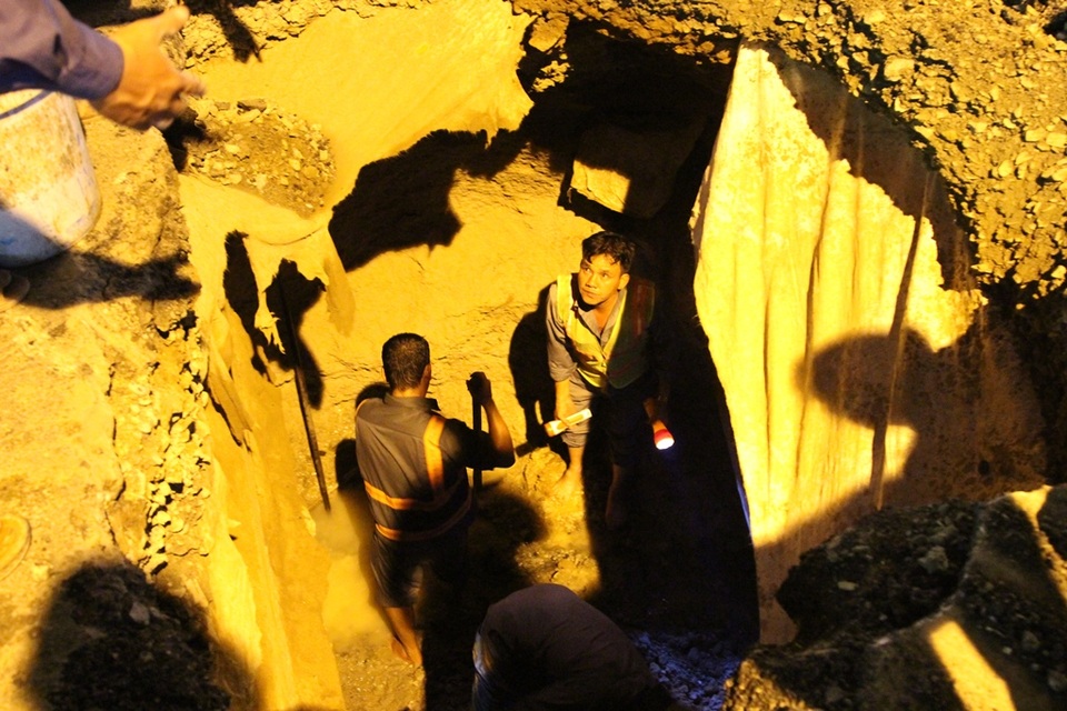 Công nhân tiến hành khảo sát để khắc phục sự cố