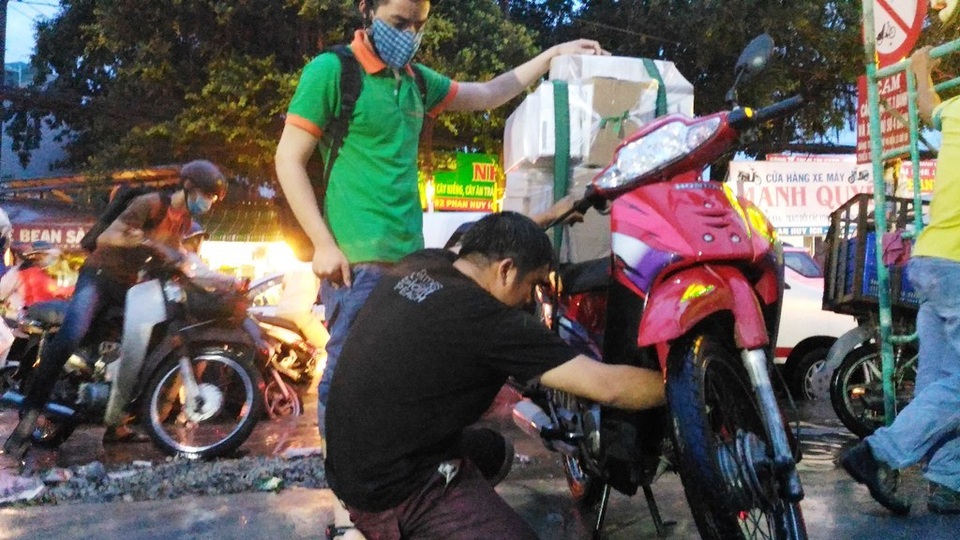 3 anh em kể chuyện 5 tiếng dầm mưa ngập sửa xe miễn phí giúp dân - 2 1-1475590980853