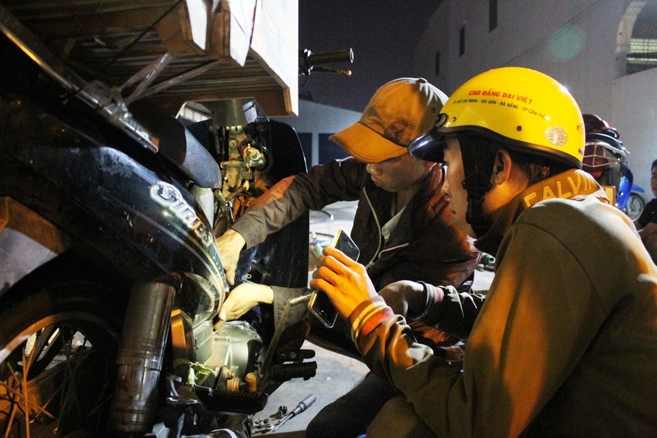 
Hình ảnh 3 anh em sửa miễn phí hàng trăm xe máy bị ngập nước.
