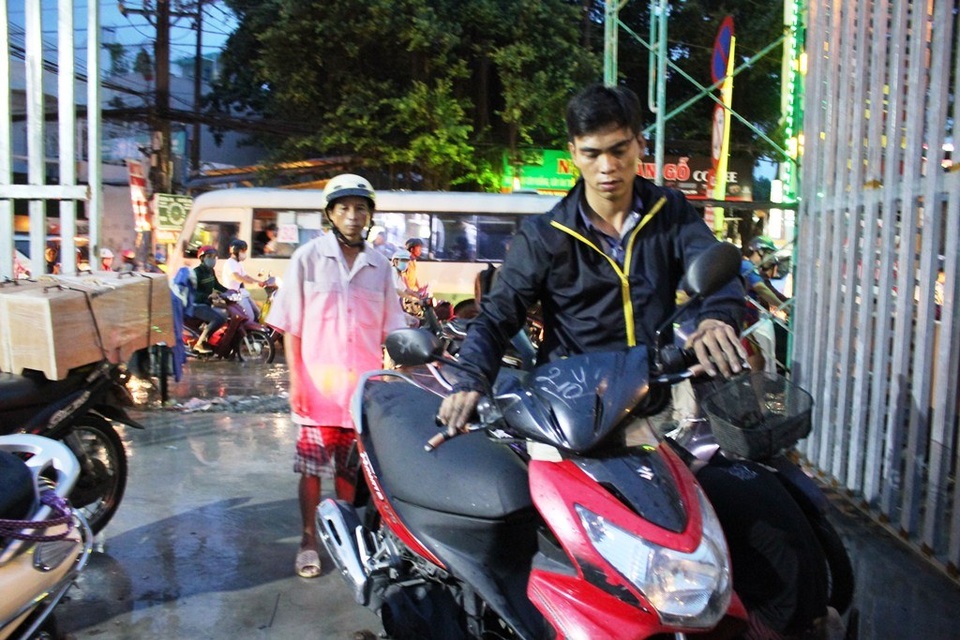 
Hành động sửa xe miễn phí của 3 thanh niên đã khiến nhiều người xúc động và bất ngờ.
