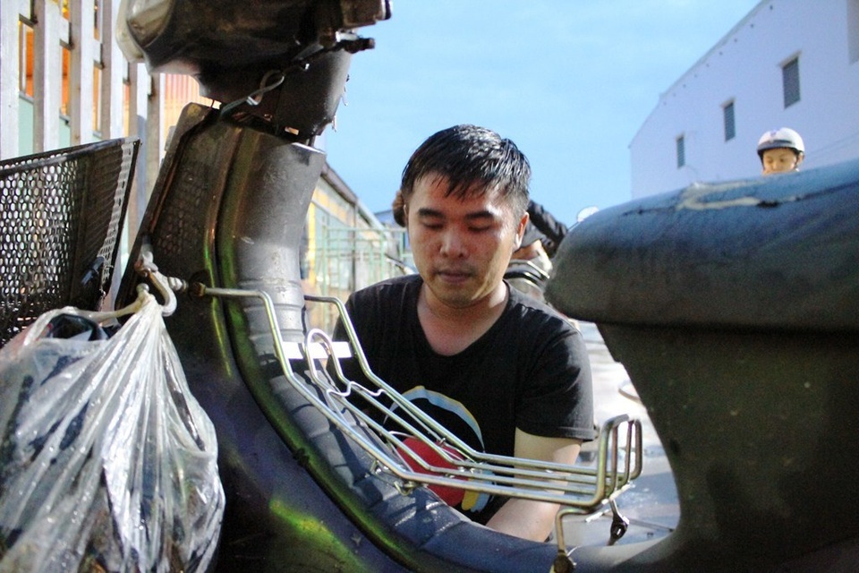 Anh Phạm Như Thắng dầm mưa ướt nhẹp để sửa xe miễn phí giúp dân