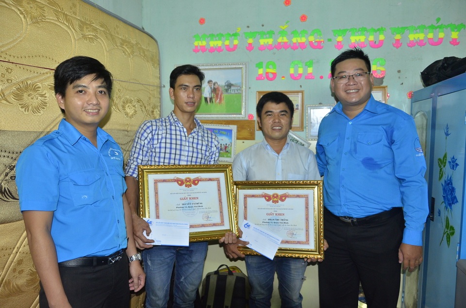 Đại diện Hội liên hiệp Thanh niên TPHCM đến khu trọ nơi các anh sinh sống để trao bằng khen và quà nhưng lúc này anh Cường đi làm chưa về