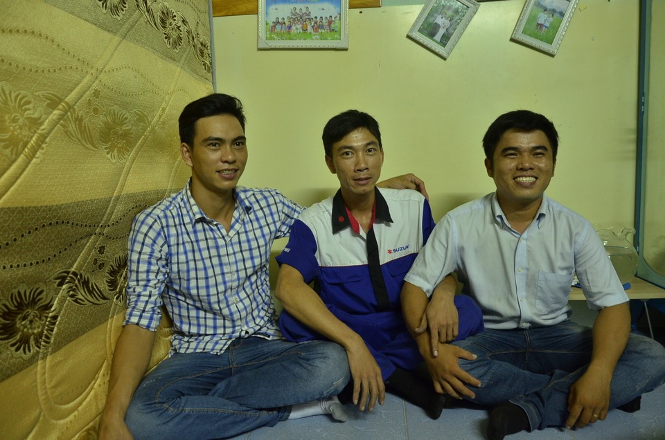 
3 anh em sửa xe miễn phí ở Sài Gòn (từ phải qua trái: anh Phạm Như Thắng, anh Nguyễn Mạnh Cường và anh Nguyễn Tài Dũng).
