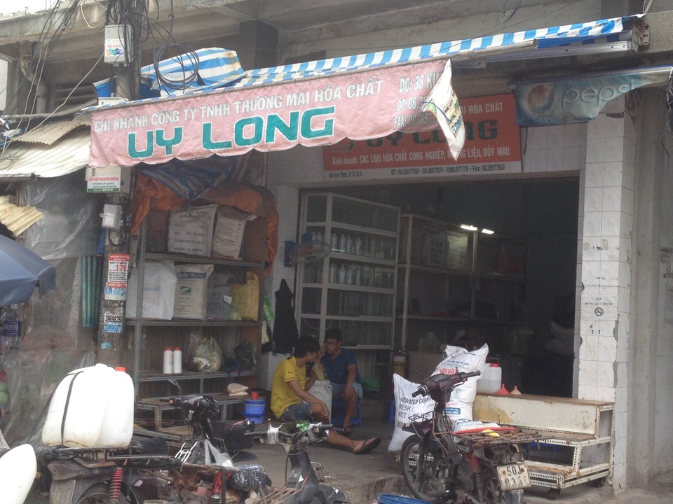 Các cửa hàng kinh doanh hóa chất khi được hỏi đều đồng tình với chủ trương di dời về khu tập trung ở quận 8
